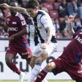 Steve Rouiller (à droite) s'interpose devant Stefan Zuber. KEYSTONE/GAETAN BALLY